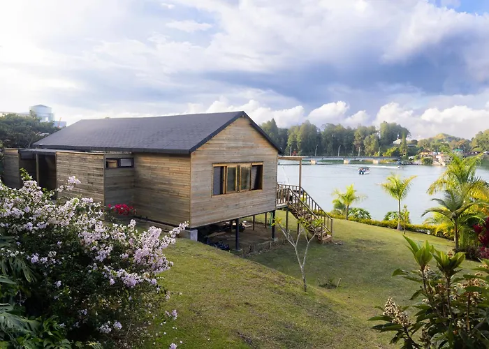 Cabana Familiar Bania Con Vista Del Embalse Al Lado De La Piedra